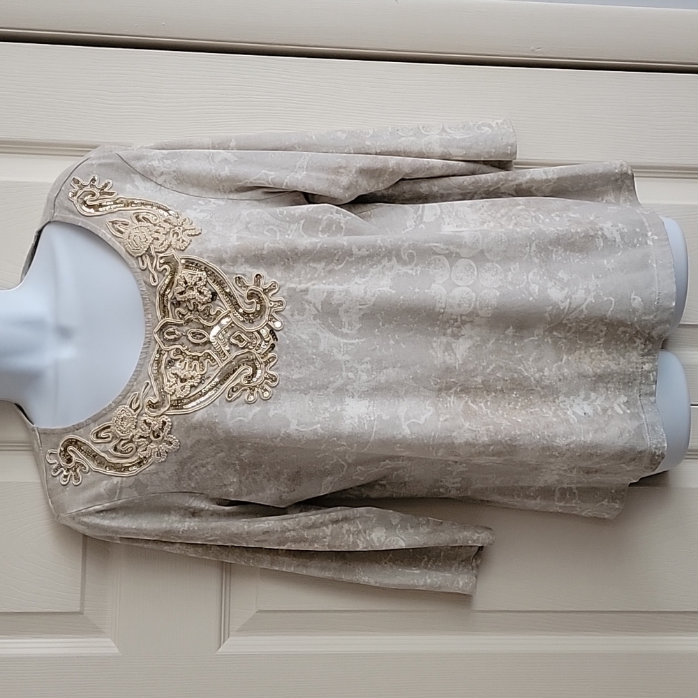 Chico's top size 2 = L